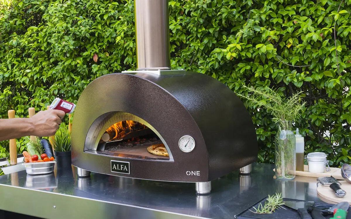 Classic Wood-Fired Compact Outdoor Pizza Oven