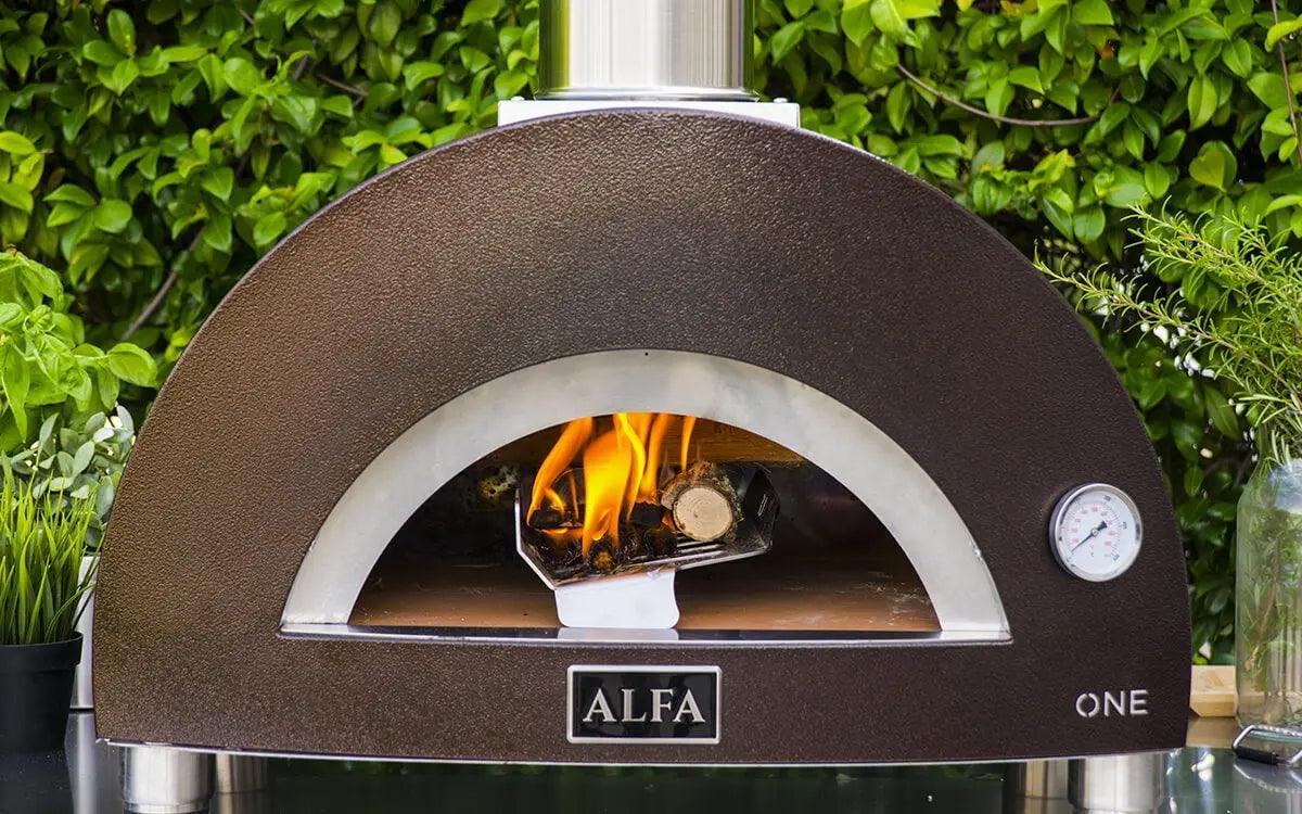 Classic Wood-Fired Compact Outdoor Pizza Oven